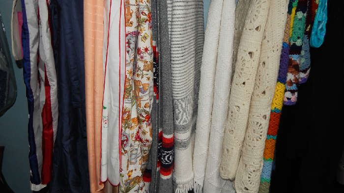 ASSORTED WOMENS CLOTHING, SIZES MEDIUM TO PLUS. ASSORTED THROWS, BEDDING, BLANKETS