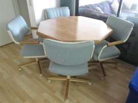 Octagon Dinette Table/4-Chairs on Casters