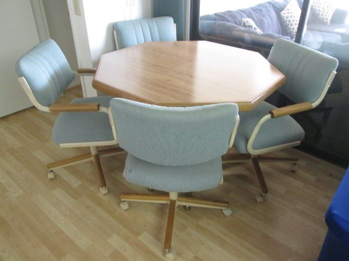 Octagon Dinette Table/4-Chairs  on Casters