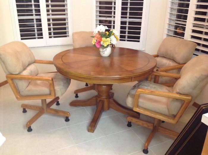 Nice Oak Pedestal Table with 4 chairs