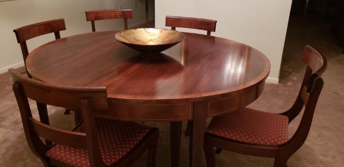 Round Dining Table w/ 1 leaf