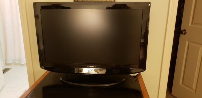 32" Samsung Flat Screen TV w/ remote