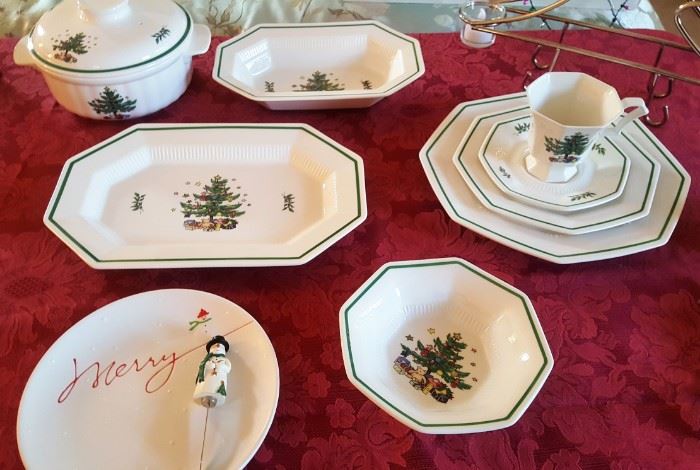 8 piece place setting, 2 oval bowls, 1 covered casserole dish Christmas Dishes