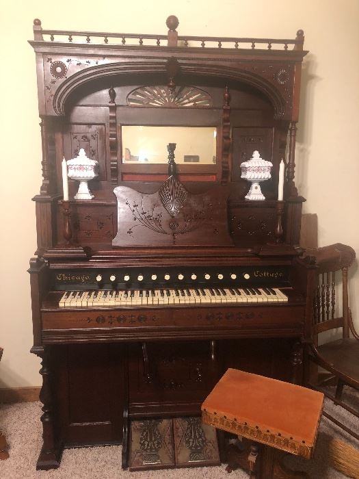 “Chicago Cottage” Pump Organ in WORKING CONDITION. By  “The Cable Company”.