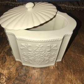 IVORY JAR WITH LID