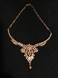 COSTUME JEWELRY-GOLD TONE NECKLACE WITH RHINESTONES