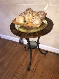 ROUND WOODEN SIDE TABLE WITH CURVED LEGS