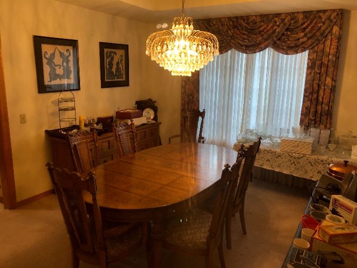 BEAUTIFUL DINING ROOM TABLE AND CHAIRS.....