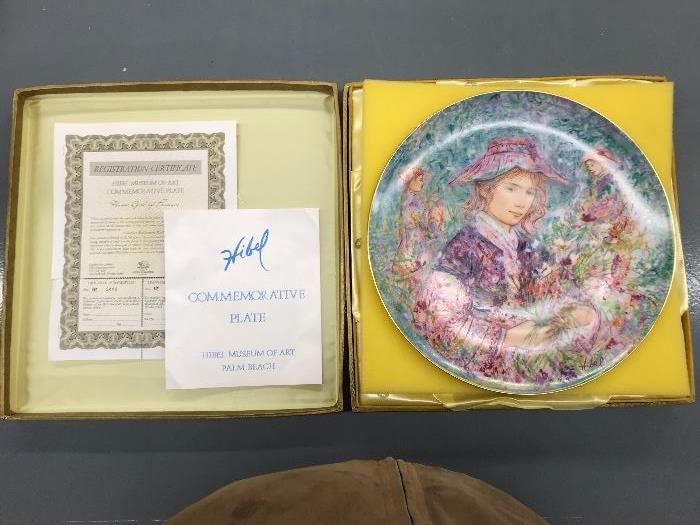 Now only $20.00

Large 13”  collector plate - Hibel - Flower Girl
In original box with certificate 
 Beautiful plate 