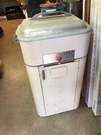 Cooker with stand