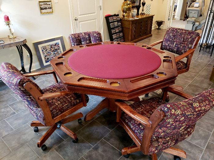 Nice poker game table with reversible top and 4 rolling chairs