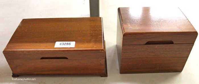   ANTIQUE Walnut Case Automatic Disc Music Box with Swiss Musical Movement and a Walnut Case of 18 Disc by “Thorens”

Located Inside – Auction Estimate $200-$400 