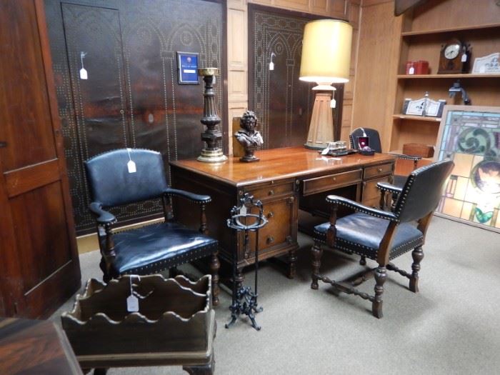 EXECUTIVE DESK, CHAIRS AND LEATHER PANELS