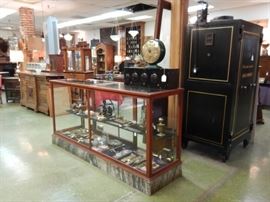 SUPERB RETAIL GLASS DISPLAY CASE WITH MARBLE KICK PLATE