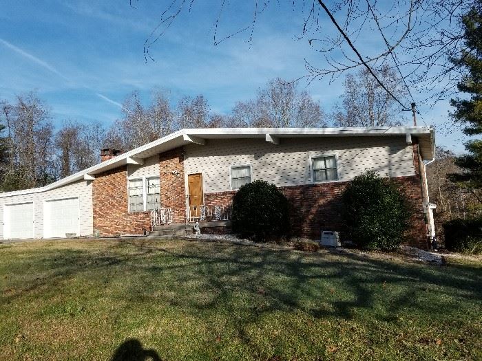 Oak Ridge home the estate sale will be held at with a convenient location 