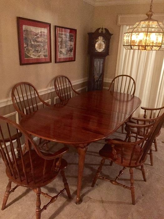 Ethan Allen
With two leaves and pads
6 chairs