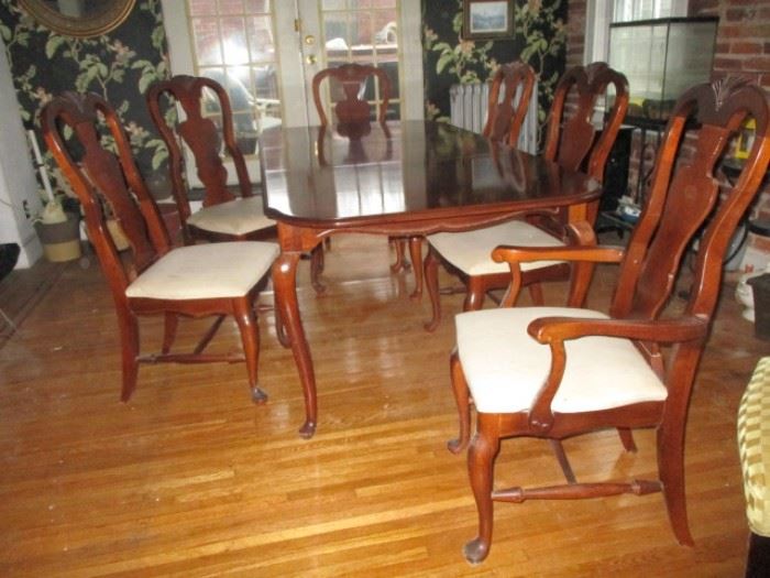 Bassett Bombay Style Dining Room Set- Table / Leaf/ 6 chairs