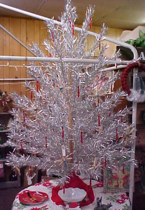 6 FT.ALUMINUM CHRISTMAS TREE WITH BOX