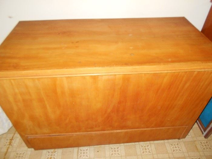 Cedar lined oak blanket chest matches full bed 