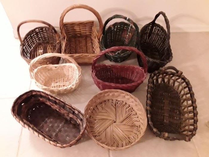 Lot of 9 baskets