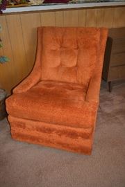 VINTAGE UPHOLSTERED ORANGE CHAIR