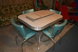 VINTAGE FORMICA TABLE W/4 TURQOISE CHAIRS & 1 LEAF