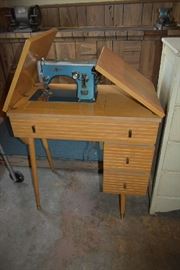 VINTAGE SEWING MACHINE