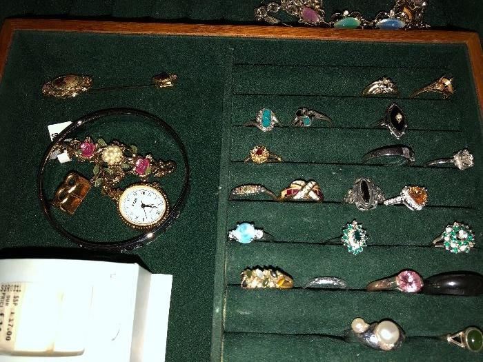 ASSORTMENT OF RINGS (SILVER & COSTUME)