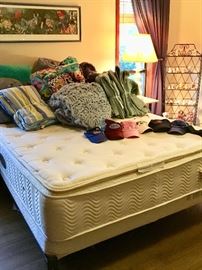 Pillow top mattress set - Linens....