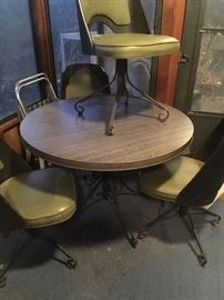 retro table 4 or 6 chairs $45