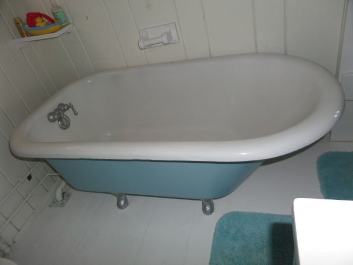 awesome vintage clawfoot tub
