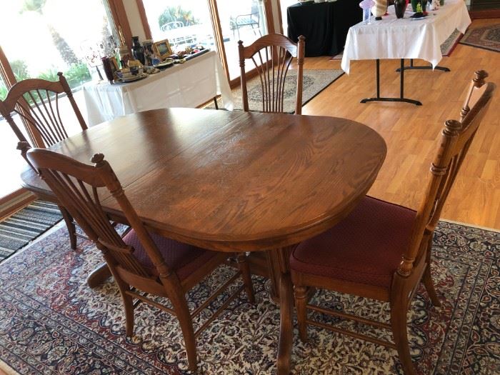 Lovely dinning room table with 2 captain chairs and 4 regular chairs