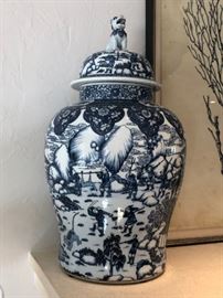 Ethan Allen Chinese Porcelain Foo Dog Temple Jar
