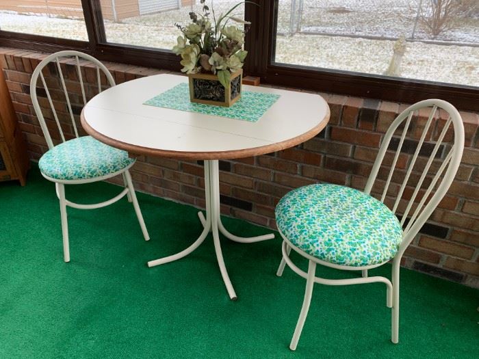 Patio Tale and Chairs