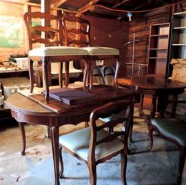 FRENCH PROVINCIAL STYLE DINING TABLE, 4 CHAIRS, 3 LEAVES AND CUSTOM TABLE PAD