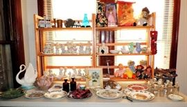 PRECIOUS MOMENTS FIGURINES, POTTERY PLATES, DOLLS & GLASS JARS