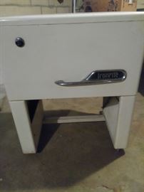 Vintage IRONRITE MODEL 85 IRONER. Great for tablecloths , sheets , napkins, towels atc. Apx. 30" x 18 1/2" x 36 1/2" high. 150 lbs. 