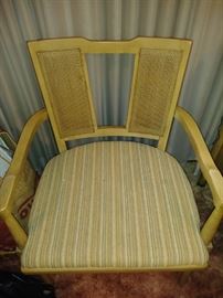 Vintage Retro Antique Chair of Dinning Room Set. Total of 6 Chairs 4 with our arm rest. 2 with arm rest. Smoke free pet free home
