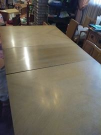 Retro Antique Dinning room table, no scratch's . seats 6 with middle extension in or 4 without. 