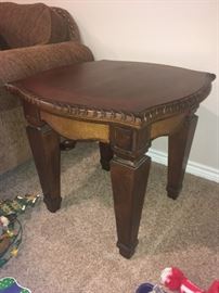 set of two end  tables 