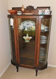 This antique oak curved glass china cabinet is in excellent original condition.