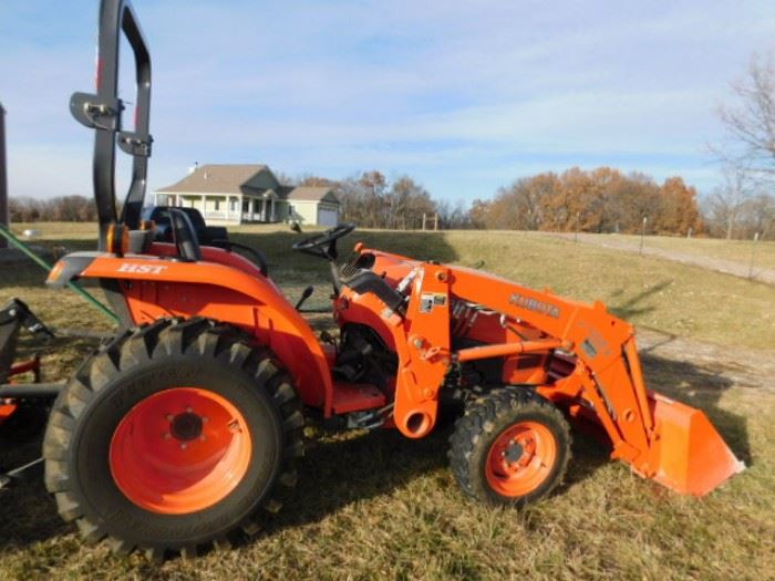 2014 Kubota tractor/loader  LA 524 Tractor L32CC HST 281 working hours 