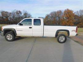 2006  GMC Sierra 4x4 2500 HD Extended Cab with doors, Automatic 103,000 miles Work Truck, no carpet, no power windows 