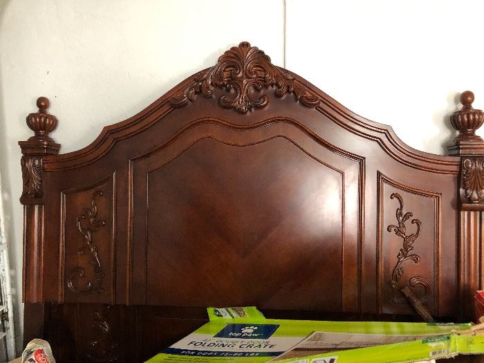 BEAUTIFUL ORNATE CARVED KING BED 