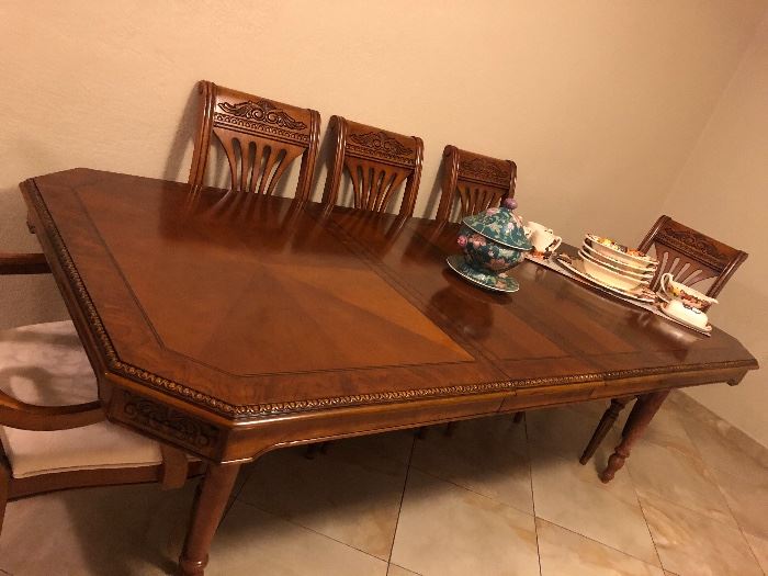 BEAUTIFUL DINING ROOM TABLE & 10 CHAIRS 