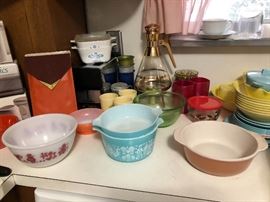 VINTAGE PYREX AND OTHER KITCHEN ITEMS