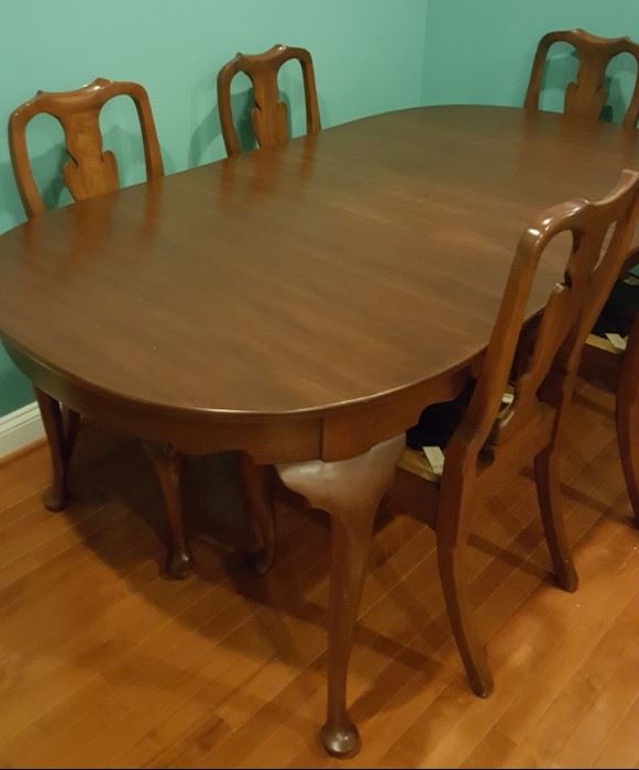 Mint Condition Dining Set Six Chairs