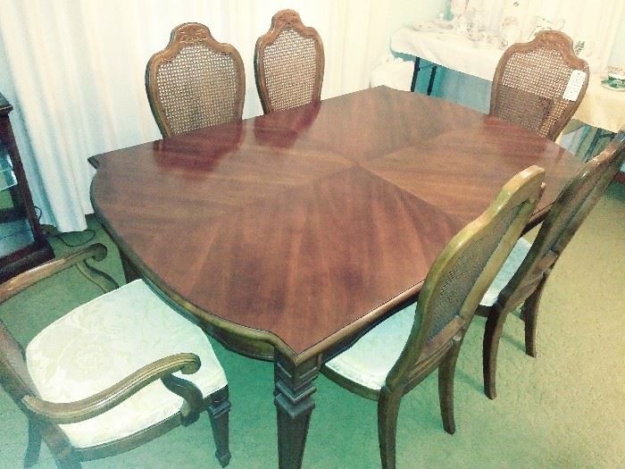 Beautiful Thomasville Dining Table & 6 Chairs (has 2 leaves)