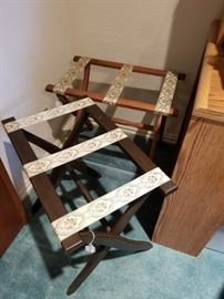 Guest room luggage rack