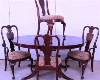 Oval mahogany dining table w/ chairs